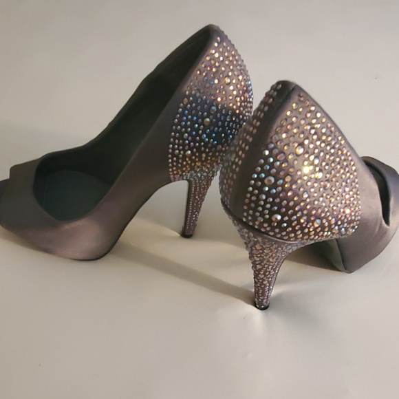 Steve Madden Shoes - 💌Steve Madden RHINESTONED DIAMOND backs  💌 US 8